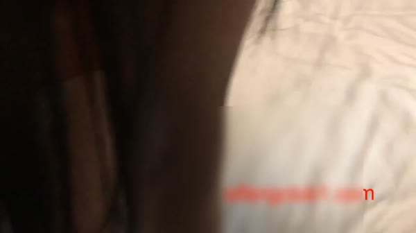 土豪约炮达人系列2-女神级性感美女送了个包包就乖乖和土豪一起去酒店,操完一次换双黑丝又干一次,太性感了!